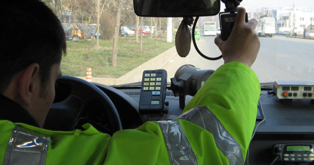 Proiect de lege: permisul va putea fi suspendat daca nu opresti la solicitarea Politiei sau daca masina emite prea multe noxe