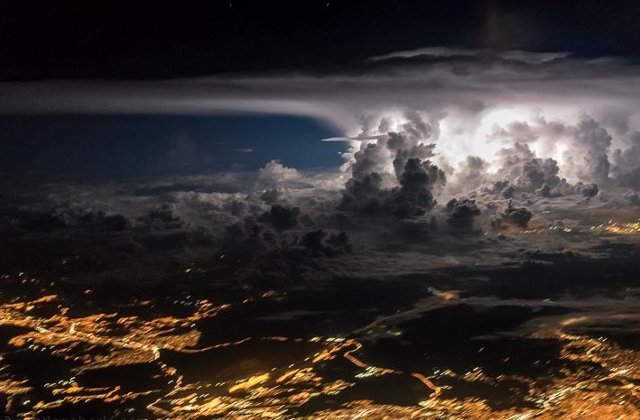 10 imagini spectaculoase facute din cabina pilotului