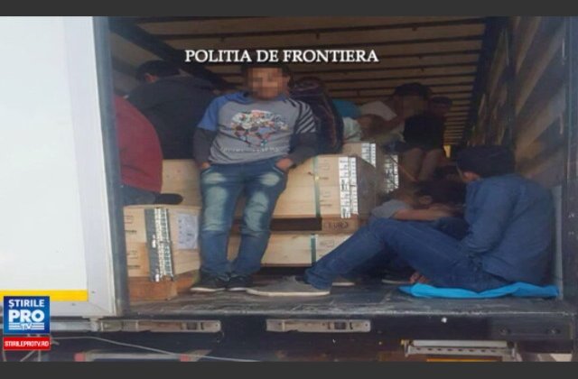 91 de migranti din Siria si Irak, descoperiti intr-un tir, in vama Nadlac
