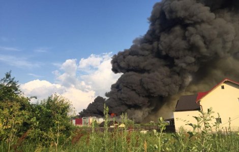 Incendiu puternic la doua depozite din Balotesti, pe o arie de 7000 mp