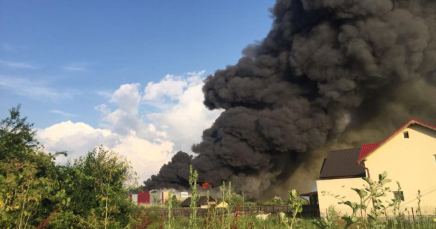 Incendiu puternic la doua depozite din Balotesti, pe o arie de 7000 mp