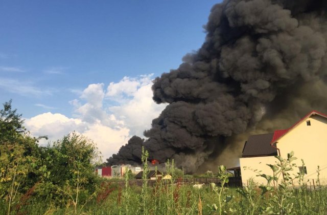 INCENDIU puternic la doua depozite din Balotesti. Flacarile au cuprins 5-6.000 de metri patrati