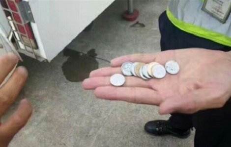 Un zbor din Shanghai, intarziat 5 ore dupa ce o batrana a aruncat monede in motor, pentru noroc