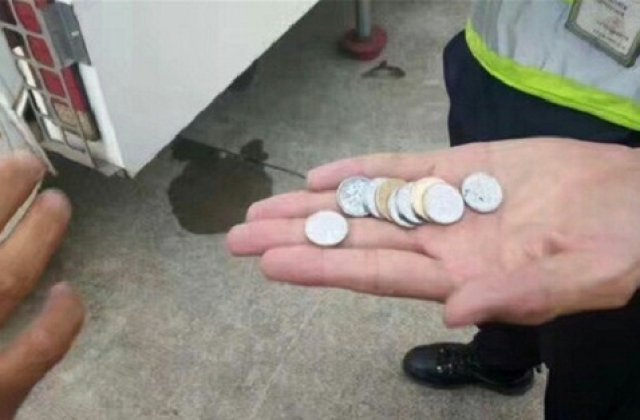 Un zbor din Shanghai, intarziat 5 ore dupa ce o batrana a aruncat monede in motor, pentru noroc