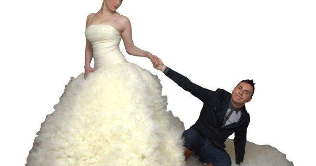  Video  Rochia de mireasa a lui Kate Middleton, realizata de un roman?