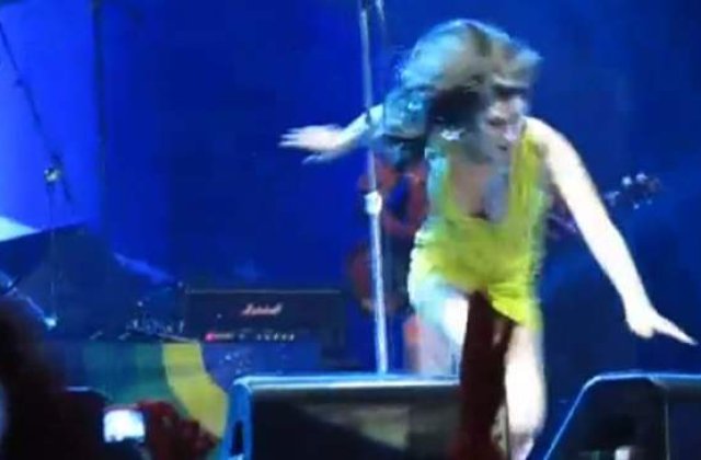 [VIDEO] Amy Winehouse s-a facut din nou de ras