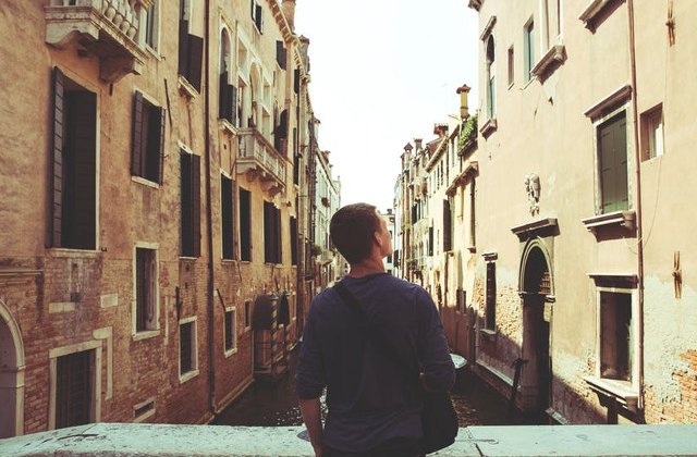 Vrei sa te mai intorci cu bani din vacanta? Aplica aceste 10 trucuri eficiente pentru a face economii