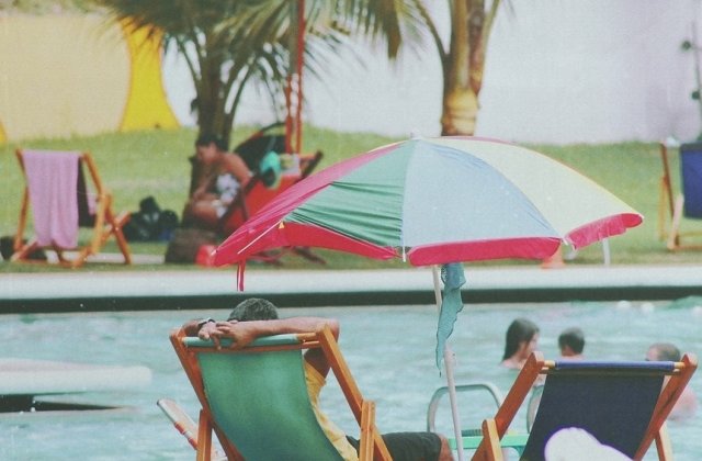 O tanara a ajuns la spital cu arsuri pe 90% din suprafata corpului, dupa ce a adormit la plaja