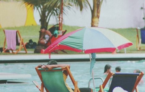 O tanara a ajuns la spital cu arsuri pe 90% din suprafata corpului, dupa ce a adormit la plaja