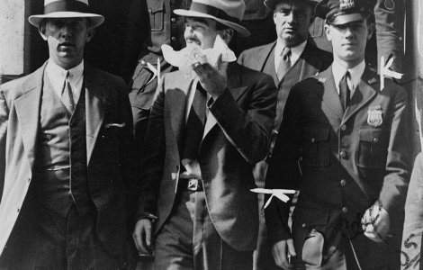  Video  100 de membrii "Cosa Nostra" au fost arestat de FBI