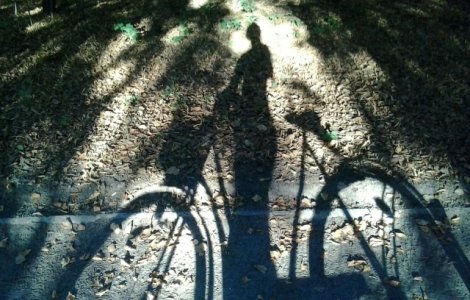 Un turist britanic a murit si alti doi au fost raniti, dupa ce au fost loviti de o masina in timp ce mergeau cu bicicletele