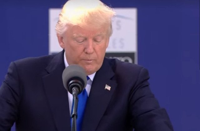 Donald Trump a postat un videoclip in care tranteste la pamant si loveste sigla CNN