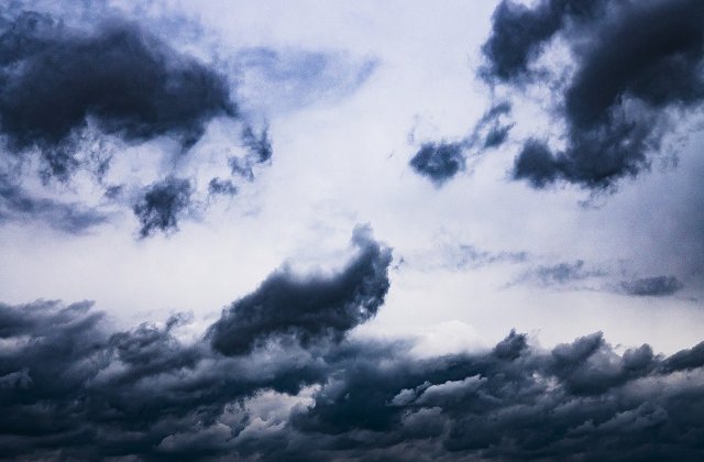 Avertizare meteo: Cod PORTOCALIU de furtuni, inclusiv in Capitala, pana marti