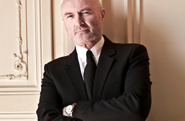 Phil Collins a urcat pe scena cu ajutorul unui baston si a cantat in Londra asezat pe un scaun