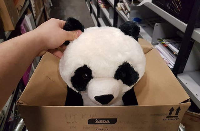 [FOTO] Mesajul emotionant lasat de un copil pe jucaria pe care mama nu si-a permis-o