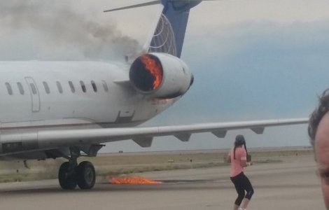 Un avion United Airlines a aterizat cu motorul in flacari