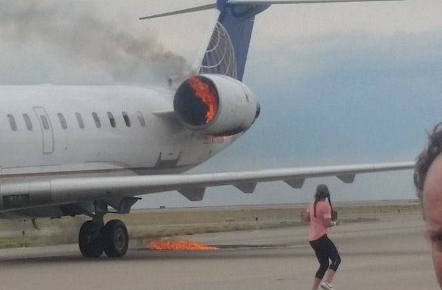 Un avion United Airlines a aterizat cu motorul in flacari