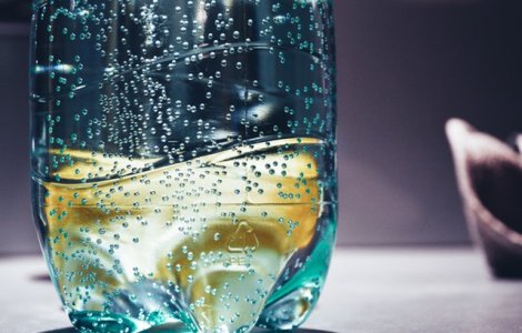 Refolosesti sticlele de plastic? Uite la ce pericole te expui