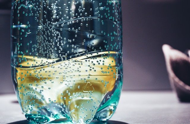 Refolosesti sticlele de plastic? Uite la ce pericole te expui