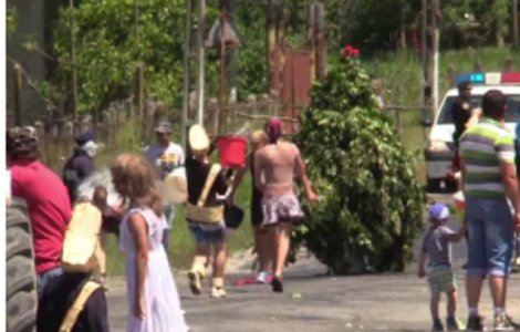 Cluj: Localnicii unui sat au "invocat" ploaia, respectand o traditie
