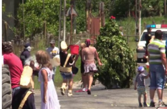 Cluj: Localnicii unui sat au "invocat" ploaia, respectand o traditie straveche