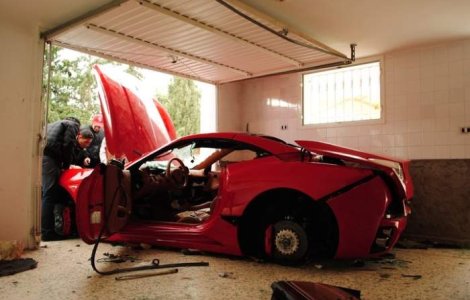 Tunisienii au distrus un Ferrari, dupa ce furasera deja unul cu stivuitorul