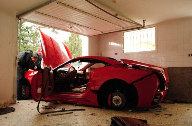 Tunisienii au distrus un Ferrari, dupa ce furasera deja unul cu stivuitorul