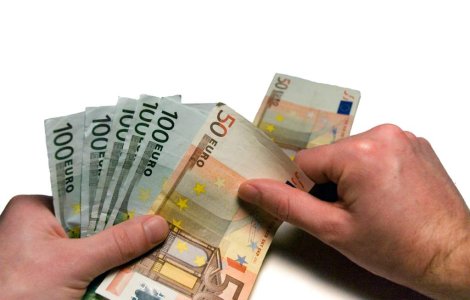 Doi tineri, principalii suspecti in cazul furtului de un mil. euro