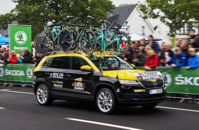 Prima aparitie publica a noului Skoda Karoq: SUV-ul compact a luat startul in Turul Frantei