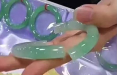  Video  O femeie a lesinat dupa ce a aflat cat costa bratara pe care a spart-o