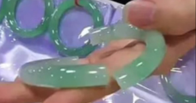 O femeie a lesinat dupa ce a aflat cat costa bratara pe care a spart-o