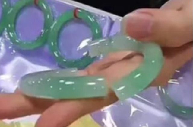 [Video] O femeie a lesinat dupa ce a aflat cat costa bratara pe care a spart-o