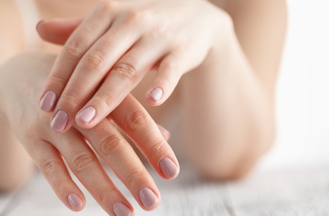 5 trucuri anti-aging pentru maini mai tinere cu 10 ani