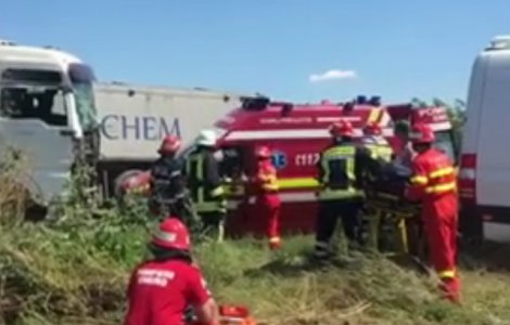 Teleorman: Un mort si 13 persoane, ranite intr-un accident in care au fost implicate un microbuz si un TIR / UPDATE