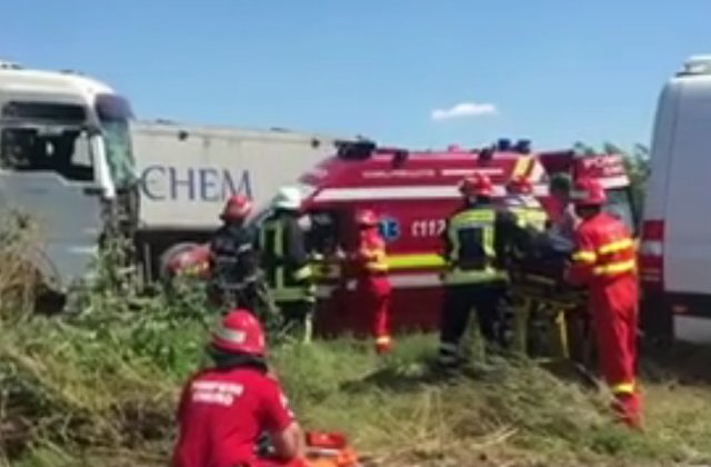 Teleorman: Un mort si 13 persoane, ranite intr-un accident in care au fost implicate un microbuz si un TIR / UPDATE