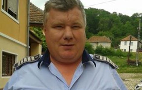 Un angajat al dispeceratului Politiei Orasului Rupea a salvat o familie care a plonjat cu masina in balta