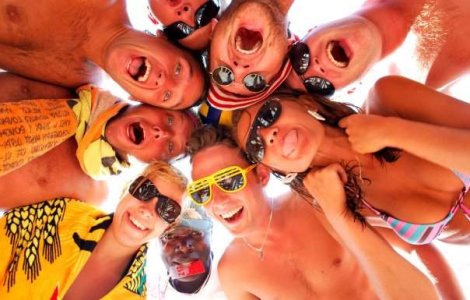  Top  Votka, soare si sex la "cea mai mare petrecere a Europei"