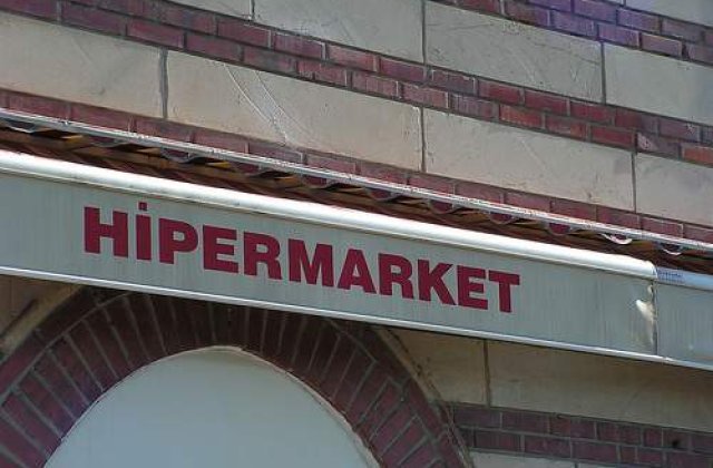 Un mort si 13 raniti in urma prabusirii acoperisului unui hipermarket