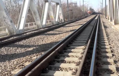 Avertisment CFR: Pericol de electrocutare. Accesul pietonal pe podul de cale ferata din Parcul Herastrau este interzis