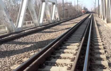 Avertisment CFR: Pericol de electrocutare. Accesul pietonal pe podul de cale ferata din Parcul Herastrau este interzis