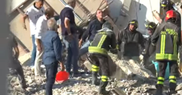 Un bloc de patru etaje s-a prabusit in sudul Italiei. Doua familii sunt prinse sub daramaturi