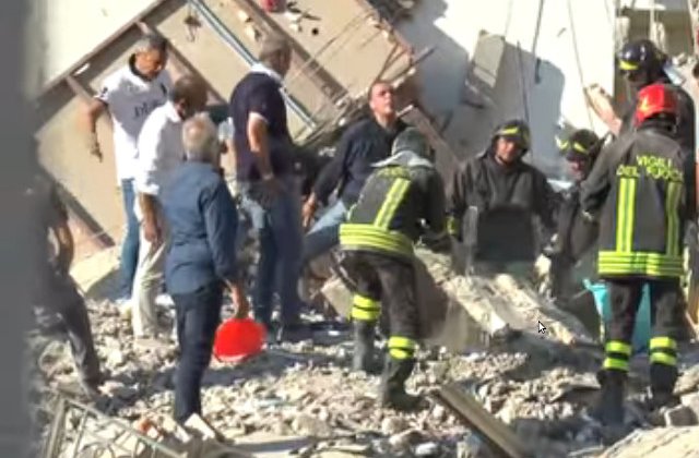 Un bloc de patru etaje s-a prabusit in sudul Italiei. Doua familii sunt prinse sub daramaturi