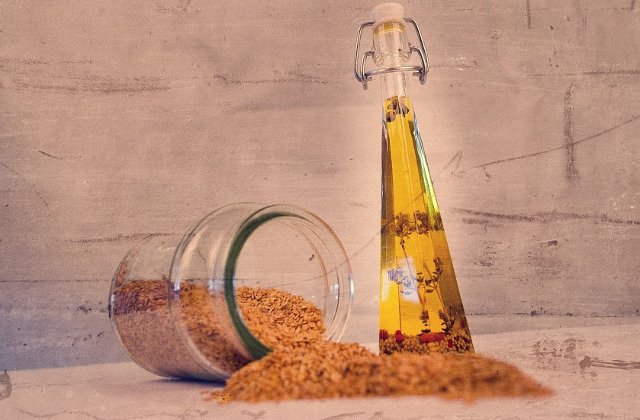 7 uleiuri care te ajuta sa iti pastrezi frumusetea naturala