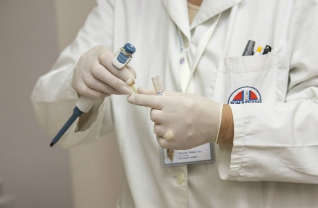 Platforma Romania 100: Legea salarizarii le-a taiat medicilor rezidenti bursa de 670 de lei