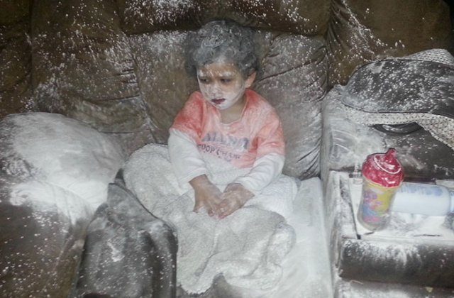 Top 10+ situatii amuzante care pot aparea cand iti lasi copilul nesupravegheat