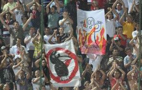 Cat valoreaza imnul cainilor pe stadionul Rapidului?