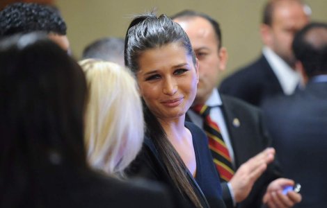 EBA recita poezii la Parlamentul European