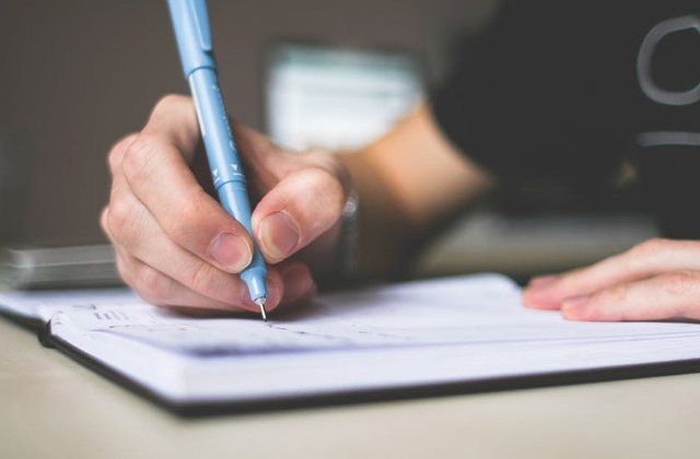 Inscrierile pentru a doua sesiune de bacalaureat incep marti. Pentru prima data, examenul incepe cu probele scrise