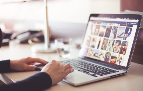 Studiu: Ce ii influenteaza pe romani sa cumpere online