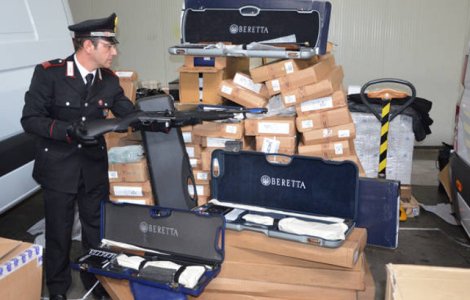 10 romani arestati in Italia. Voiau sa aduca in tara pusti Beretta furate